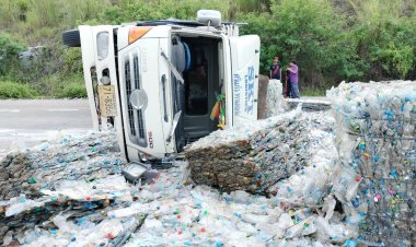 ระทึก!รถบรรทุก  6 ล้อเบรกแตกพลิกคว่ำเทกระจาดขวดน้ำรีไซเคิลเกลื่อนถนน