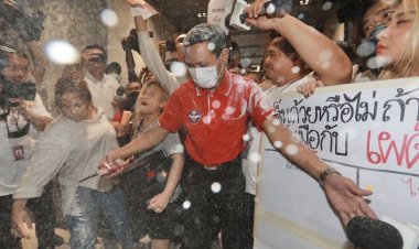 "หยก- ตะวัน" นำกลุ่มทะลุวังบุกสาดแป้งป่วนวงถก "เพื่อไทย-พปชร."กระเจิง ต้านจับมือพรรค 2 ลุง