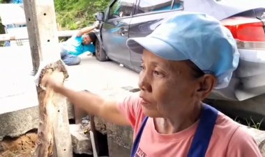 ระทึก!หนุ่มขับเก๋งวูบเสียหลักชนข้างทางรถหมุนฝุ่นตลบ หวิดตกคลอง