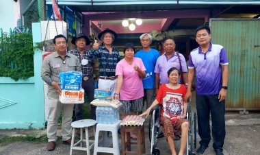 3 ผู้นำท้องถิ่นแม่สอดมอบ ข้าวสาร อาหารแห้ง  น้ำดื่ม ผ้าอ้อมให้ผู้สูงอายุ ผู้ป่วยติดเตียง