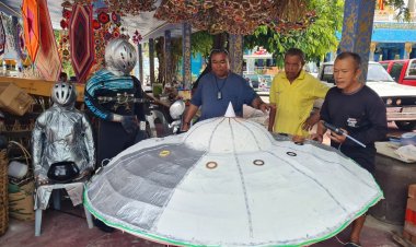 ฮือฮา!.จานบิน UFO โผล่ร่วมสร้างสีสันขบวนแห่เทียนพรรษาที่วัดม่วงเมืองโคราช