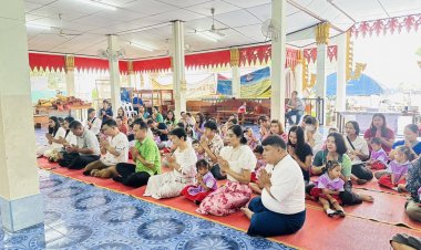 "นายกต้อน"นำคณะถวายเทียนพรรษาศูนย์พัฒนาเด็กเล็กอุ้มผาง ณ.วัดพานิชนิรมล อ.อุ้มผาง