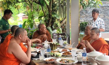 “เสี่ยหน่อง” นักธุรกิจแม่สอด  จัดงานทำบุญเลี้ยงพระ  เทศกาลก่อนเข้าพรรษา