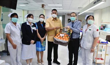 ผู้ว่าฯชลบุรีมอบสิ่งของและผลไม้สร้างขวัญกำลังใจเจ้าหน้าที่โรงพยาบาลสมเด็จพระบรมราชเทวี