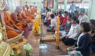 ชาวบางเสร่ จัดขบวนเรือสปีดโบ๊ท แห่เทียนพรรษาทางบก อย่างยิ่งใหญ่