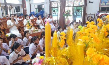 ก่อนวันหยุดยาวนักเรียนปราจีนฯนับ1,000 คนร่วมกับอบต.แห่เทียนเข้าพรรษาที่วัดหลวงปรีชากุล