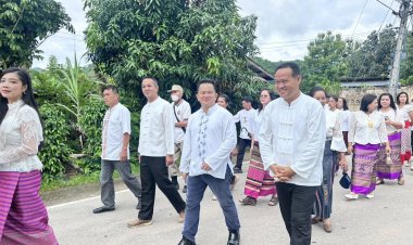 "นายกต้อน"นำคณะผู้บริหารทต.อุ้มผางแห่เทียนเข้าพรรษารอบเมืองถวาย 4 วัด