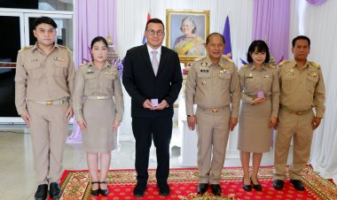 จังหวัดปทุมธานี จัดพิธีมอบเข็มเชิดชูเกียรติคณะกรรมการที่ดำเนินการคัดเลือกครูผู้สมควรได้รับพระราชทานรางวัลสมเด็จเจ้าฟ้ามหาจักรี