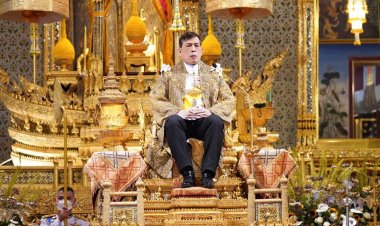 ‘ในหลวง’เสด็จออกมหาสมาคม มีพระราชดำรัส ‘ตั้งตัวตั้งใจให้มั่นคง ที่จะประพฤติปฏิบัติสิ่งที่ดีที่ถูกต้อง เป็นประโยชน์แท้ทั้งแก่ตนเองและส่วนรวม