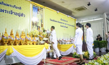 กองกำลังสุรนารีวายเครื่องราชสักการะ-วางพานพุ่ม-จุดเทียนถวายพระพรพระบาทสมเด็จพระเจ้าอยู่หัว