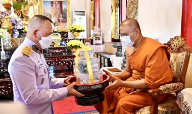 "พล.ท.กฤษฎา สาริกา"รองอธิบดีกรมมหาดเล็ก 904 อัญเชิญผ้าไตรพระราชทาน ถวาย“พระอาจารย์โชคดี” แห่งวัดไก่เตี้ย