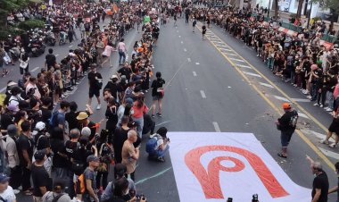 บรรยากาศ "ม็อบลายจุด" จัดกิจกรรมชุมนุม แปรอักษร "ห" โจมตี สว.ก่อนประกาศยุติชุมนุม