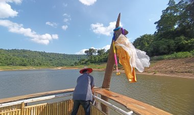 สุดอึ้ง!!! ถวายชุดสไปมาลัยให้ต้นตะเคียนกลางเขื่อนลำแชะ เชื่อมีคนได้โชคลาภนำมาบูชาถวายแก้บน