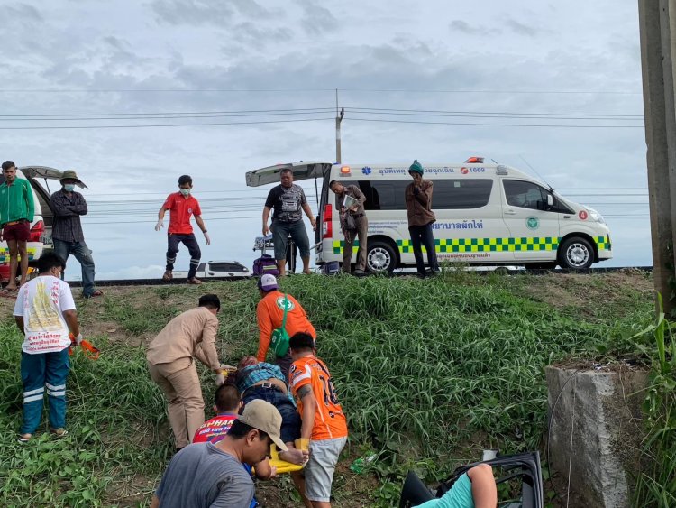 สลด!พ่อเฒ่าวัย 60 ซิ่งกระบะจากสุพรรณบุรี ตกถนนในเขต อ.ผักไห่ เสียชีวิตที่โรงพยาบาล