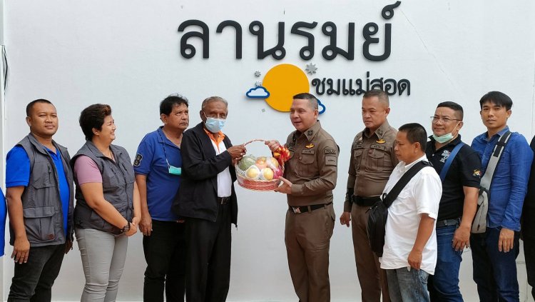 สื่อมวลชนแม่สอด ให้กำลังใจ มอบกระเช้าให้ "ผกก.โอ๋ แม่สอด " หลังประสบอุบัติ เมื่อ ออก รพ. เริ่มทำงาน ทันที