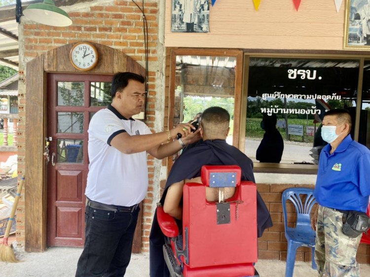 “ผู้ใหญ่หมี แม่สอด” เปิดตัดผมฟรี ให้ชาวบ้าน ทุกวันอาทิตย์ ที่ป้อม ชรบ.หมู่บ้าน เพื่อบริการประชาชน