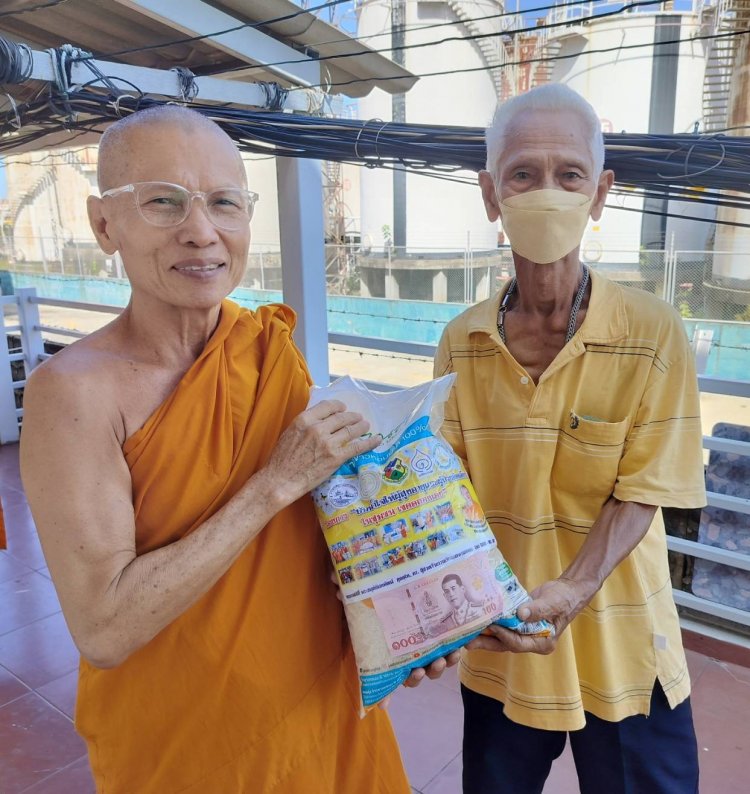 เจ้าอาวาสวัดคลองเตยนอกจัดกิจกรรม"ปันน้ำใจให้ผู้สูงอายุและผู้ป่วยติดเตียงในชุมชน เขตคลองเตย"