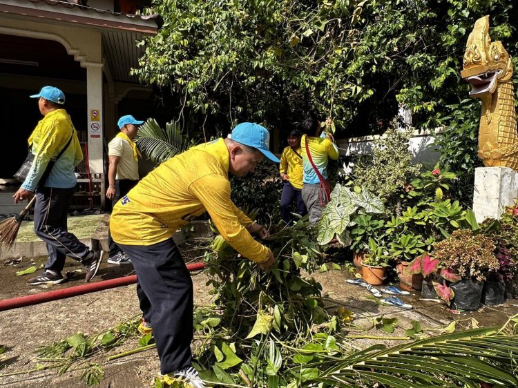 "นายกต้อน"ยกทัพคณะผู้บริหารอุ้มผาง"Big Cleaning Day ที่วัดพานิชนิรมล