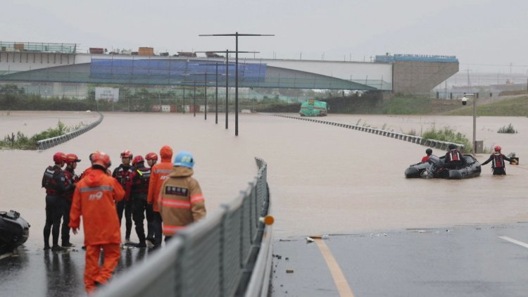 เกาหลีใต้อ่วม!ฝนตกหนักติดต่อกันหลายวันท่วมฉับพลัน-ดินถล่มดับแล้ว 26 ศพ เร่งกู้รถยนต์จมน้ำในอุโมงค์
