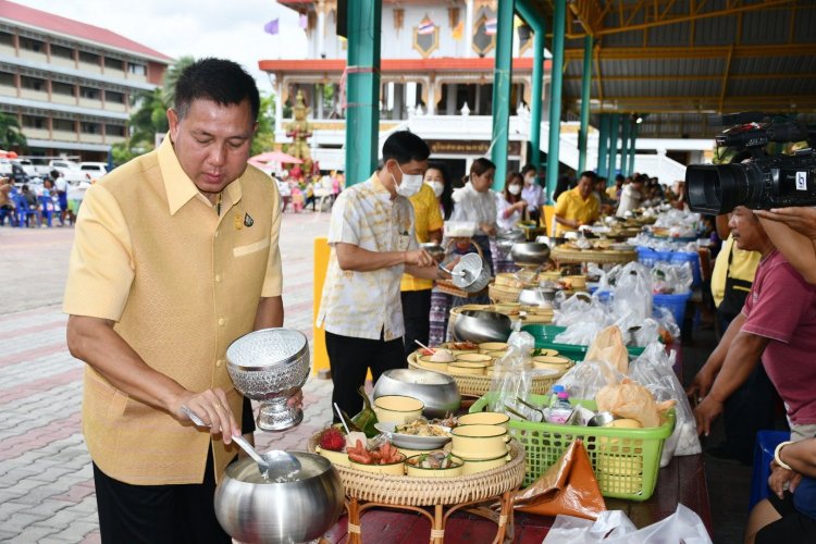 พ่อเมืองชลบุรีชวนเข้าวัด "ครอบครัวหิ้วตะกร้า ศรัทธาอิ่มบุญ อุดหนุนชุมชน" ทำบุญวันพระ