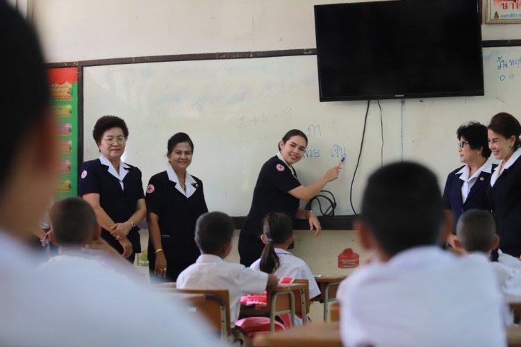 เหล่ากาชาดชลบุรีลงพื้นที่เยี่ยมโครงการส่งเสริมและพัฒนาการพูด อ่าน เขียนภาษาไทยเด็กนักเรียนอำเภอเกาะจันทร์