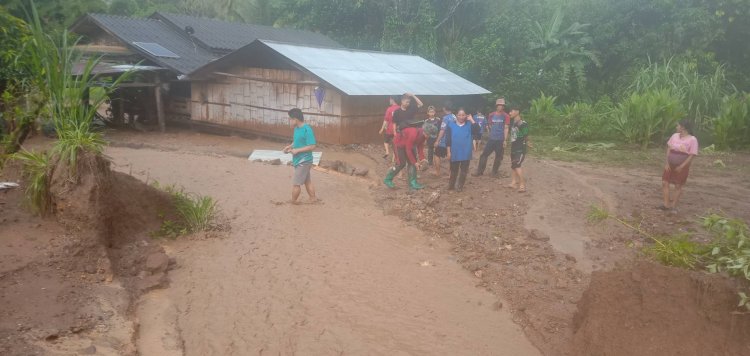 ฝนถล่มอุ้มผางน้ำป่าไหลหลาก ถนนพังชำรุดเสียหาย-ปภ.สั่งผู้นำท้องถิ่นเร่งสำรวจความเสียหาย