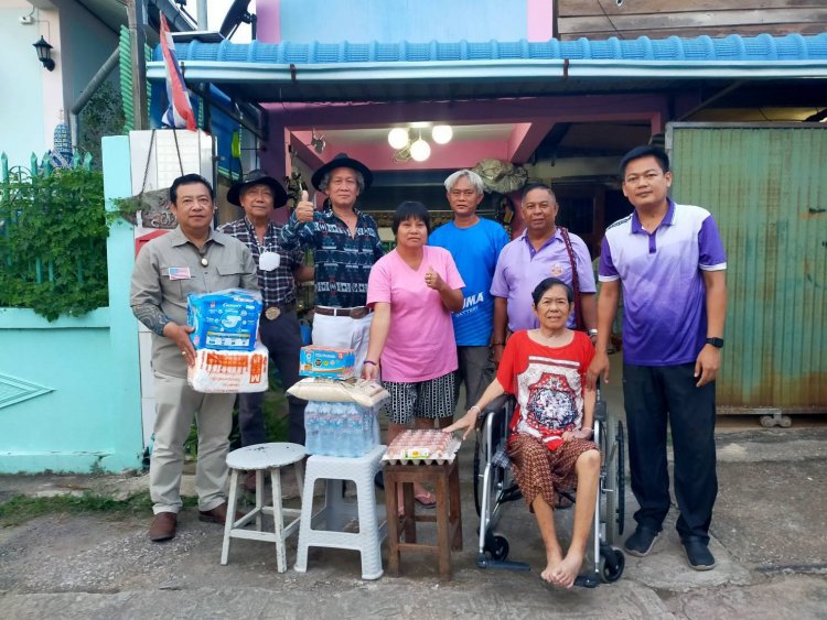 3 ผู้นำท้องถิ่นแม่สอดมอบ ข้าวสาร อาหารแห้ง น้ำดื่ม ผ้าอ้อมให้ผู้สูงอายุ ผู้ป่วยติดเตียง