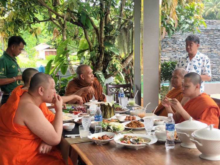 “เสี่ยหน่อง” นักธุรกิจแม่สอด จัดงานทำบุญเลี้ยงพระ เทศกาลก่อนเข้าพรรษา