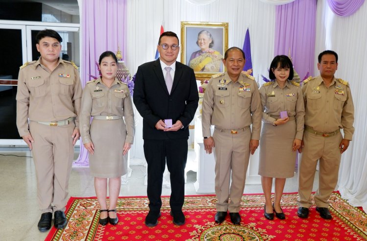 จังหวัดปทุมธานี จัดพิธีมอบเข็มเชิดชูเกียรติคณะกรรมการที่ดำเนินการคัดเลือกครูผู้สมควรได้รับพระราชทานรางวัลสมเด็จเจ้าฟ้ามหาจักรี