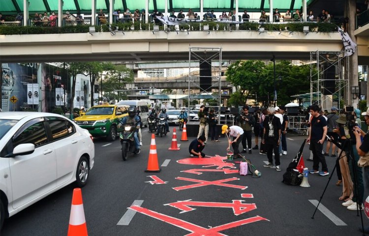 กลุ่มแนวร่วมธรรมศาสตร์หลายพันคนปักหลักเเยกราชประสงค์ ชุมนุมไล่ 'สว.'