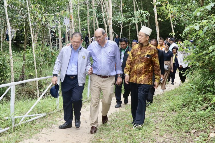 คณะทูตชาติมุสลิม 10 ประเทศเยี่ยมชมพิพิธภัณฑ์มรดกวัฒนธรรมอิสลามและศูนย์การเรียนรู้คัมภีร์อัล-กุรอาน