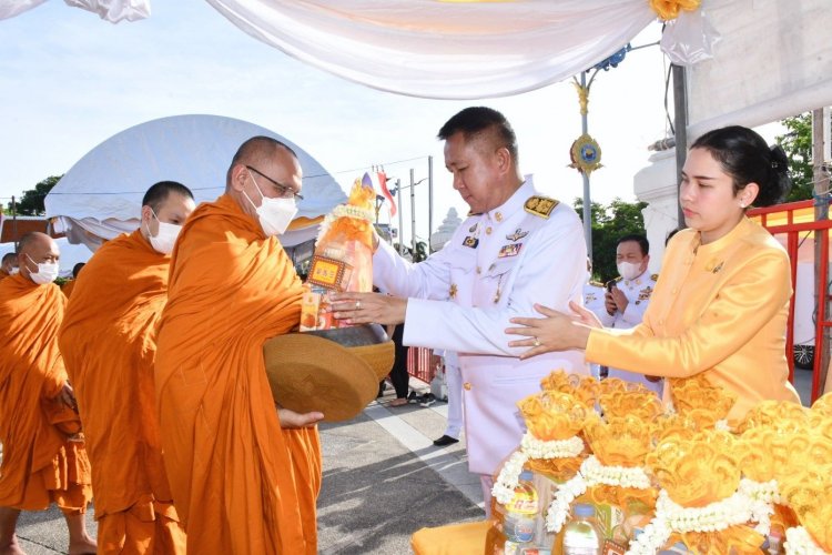 ผู้ว่าฯชลบุรีนำพสกนิกรทำบุญตักบาตร ถวายสัตย์ปฏิญาณเพื่อเป็นข้าราชการที่ดีถวายในหลวง