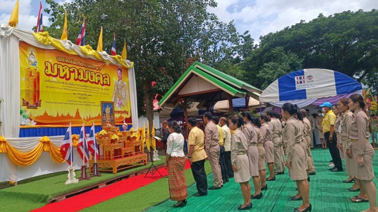 "พรชัย"นายอำเภอขุนหาญนำปชช.หล่อเทียนพรรษามหามงคลเฉลิมพระเกียรติในหลวง