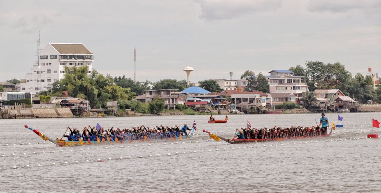 เริ่มแล้ว!การแข่งขันเรือยาวประเพณีเฉลิมพระเกียรติพระบาทสมเด็จพระเจ้าอยู่หัว สร้างความคึกคัก ส่งเสริมการท่องเที่ยวปทุมธานีช่วงวันหยุดยาว