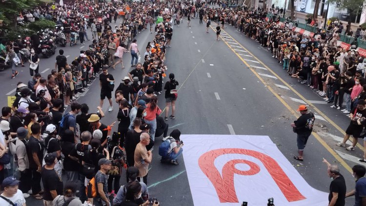 บรรยากาศ "ม็อบลายจุด" จัดกิจกรรมชุมนุม แปรอักษร "ห" โจมตี สว.ก่อนประกาศยุติชุมนุม