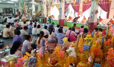 พุทธศาสนิกชนกว่าพันคนพร้อมใจทำบุญวันอาสาฬหบูชา-ถวายเทียนเข้าพรรษาแน่น 2 วัดดังปราจีนบุรี