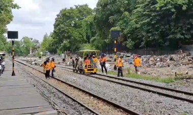 ไม่ชักช้า!ผู้ว่าฯ ชัชชาติ ระดมจนท.กทม.เก็บกวาดขยะริมชุมชนเส้นทางรถไฟบุญร่มไทร-ยมราช