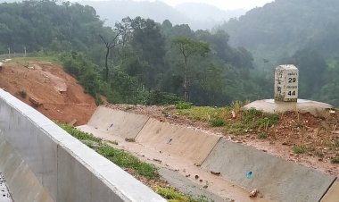 ชาวท่าสองยางจี้กรมทางหลวงเร่งซ่อมแซมถนนหลักกม.161 ทรุดหลังฝนตกหนักน้ำกัดเซาะ