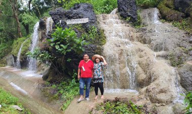 นักท่องเที่ยวแห่ชมน้ำตก ทีมอโบ( Thi Mo Bo)แลนด์มาร์คแห่งใหม่ ริมถนน อ.ท่าสองยาง-สบเมย