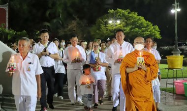 พุทธศาสนิกชนเมืองชลบุรีพร้อมใจเวียนเทียนวันอาสาฬหบูชาเนืองแน่น