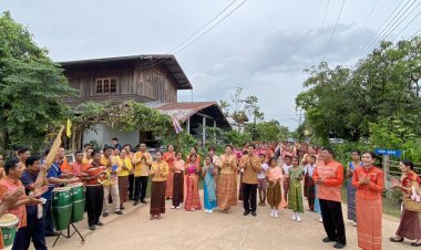 ผู้ว่าฯศรีสะเกษพร้อมเหล่ากาชาดจังหวัดร่วมบันทึกวิดีโอประชาสัมพันธ์บ้านหนองขามต้นแบบหมู่บ้านยั่งยืน