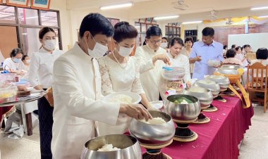 พุทธบริษัทศรีสะเกษแห่ร่วมทำบุญตักบาตร-ถวายเทียนพรรษ-เวียนเทียนวันอาสาฬหบูชา
