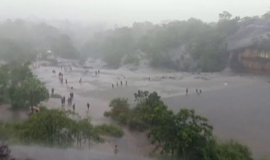 ฝนถล่มน้ำป่าทะลัก! หนีตายอลหม่านขึ้นที่สูง นับสิบระทึกติดบนโขดหินกลางน้ำเชี่ยว