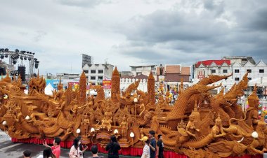 สวยงามอลังการ!นักท่องเที่ยวไทย-ต่างชาติแห่เซลฟี่เทียนพรรษาโคราชคึกคัก