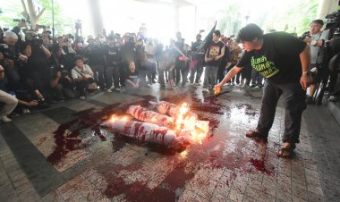 เดือด!ม็อบหนุนก้าวไกลเดือดเผาหุ่น-สาดเลือดใส่พรรคเพื่อไทยไม่พอใจฉีก MOU