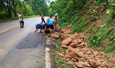 ผู้นำท้องถิ่นสบเมยระดมกำลังเคลียร์เส้นทาง  ฝนตกหนักหินใหญ่จากภูเขาหล่นลงมาขวางถนน