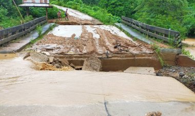 ฝนถล่มสบเมยน้ำป่าหลากซัดคอสะพานขาด ตัดเส้นทางเข้าบ้านแม่สามแลบจากโลกภายนอก