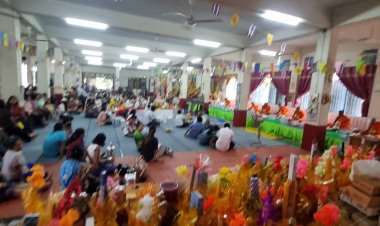 ได้บุญ ได้แสงส่องทาง!ชาวปราจีนฯฮิตถวายหลอดไฟนิออนพระสงฆ์ทำบุญเข้าพรรษา 3 เดือน