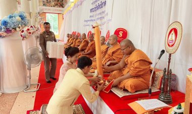 สั่งสมบารมีบุญ!ผู้ว่าฯศรีสะเกษพร้อมเหล่ากาชาดถวายเทียนพรรษา-ถวายภัตตาหารเพลแด่พระสงฆ์