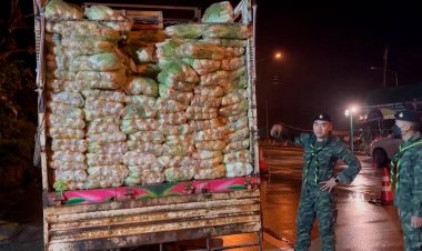 ทหารสนธิ ตม.-ตชด.-ปกครอง ตั้งด่านสกัดจับ 6 ล้อตบตาขนผักซุกแรงงานเถื่อนอัดแน่นเต็มคัน 52 ราย